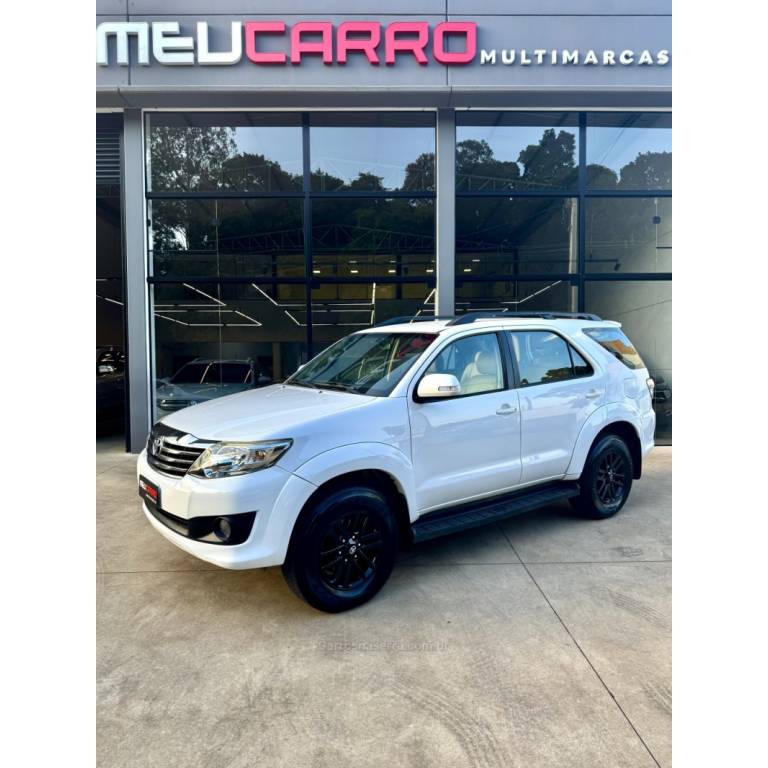 TOYOTA - HILUX SW4 - 2014/2015 - Branca - R$ 119.900,00