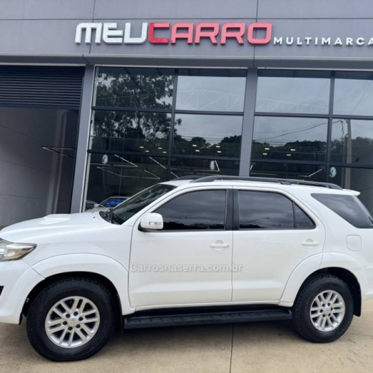 TOYOTA - HILUX SW4 - 2014/2014 - Branca - R$ 148.900,00