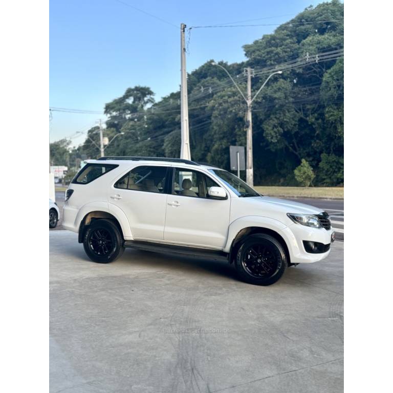 TOYOTA - HILUX SW4 - 2014/2015 - Branca - R$ 119.900,00