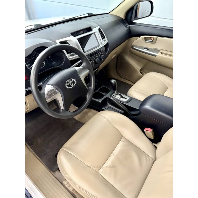 TOYOTA - HILUX SW4 - 2014/2015 - Branca - R$ 119.900,00