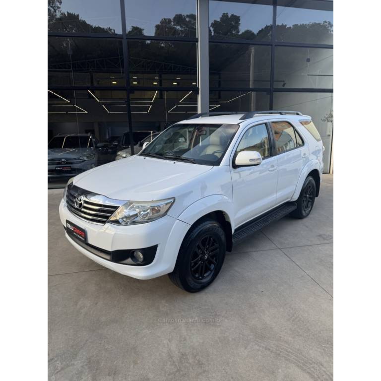 TOYOTA - HILUX SW4 - 2014/2015 - Branca - R$ 119.900,00