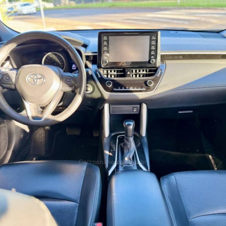 TOYOTA - COROLLA - 2021/2022 - Vermelha - R$ 139.900,00