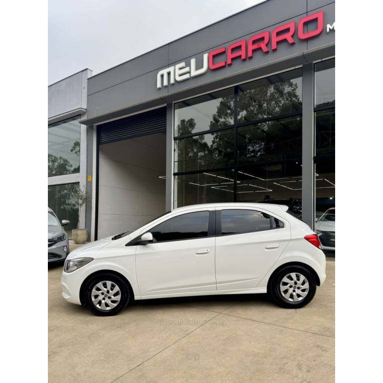 CHEVROLET - ONIX - 2017/2018 - Branca - R$ 52.900,00