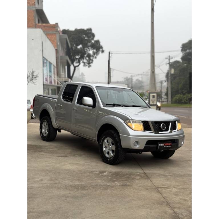 NISSAN - FRONTIER - 2011/2012 - Prata - R$ 83.900,00