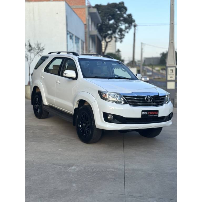 TOYOTA - HILUX SW4 - 2014/2015 - Branca - R$ 119.900,00