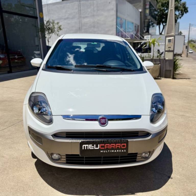FIAT - PUNTO - 2014/2015 - Branca - R$ 45.900,00