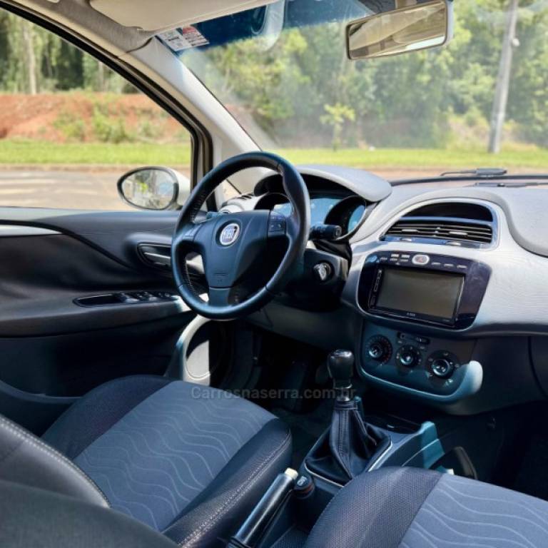 FIAT - PUNTO - 2014/2015 - Branca - R$ 45.900,00