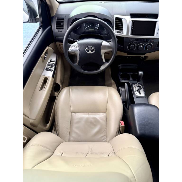 TOYOTA - HILUX SW4 - 2014/2015 - Branca - R$ 119.900,00