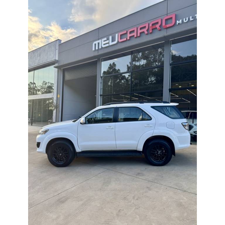 TOYOTA - HILUX SW4 - 2014/2015 - Branca - R$ 119.900,00