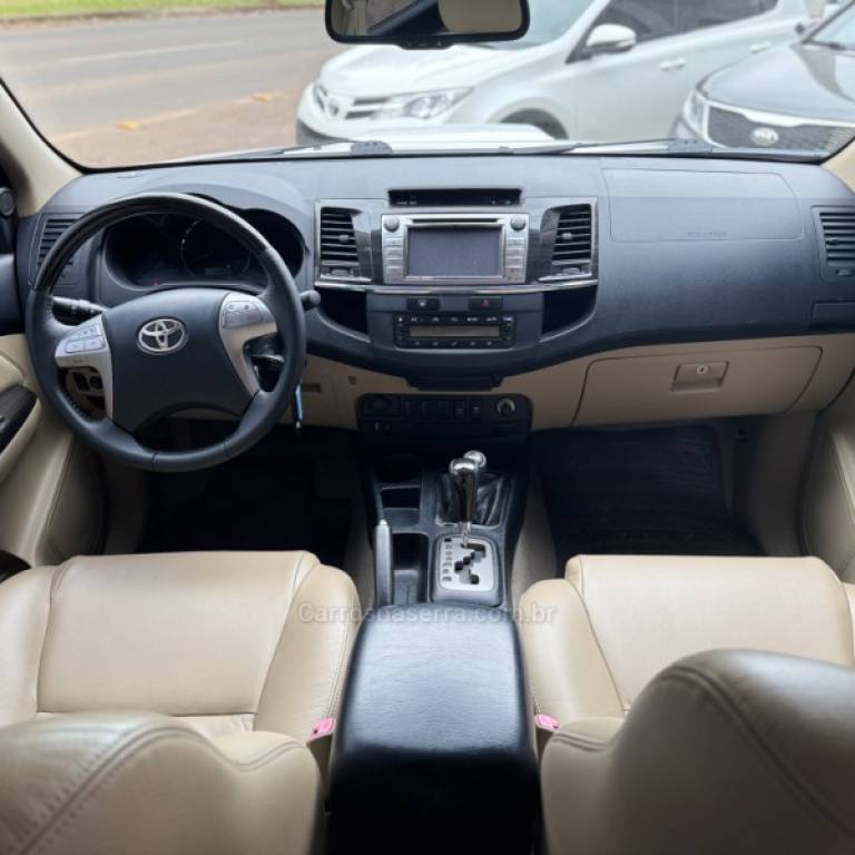 TOYOTA - HILUX SW4 - 2014/2014 - Branca - R$ 148.900,00