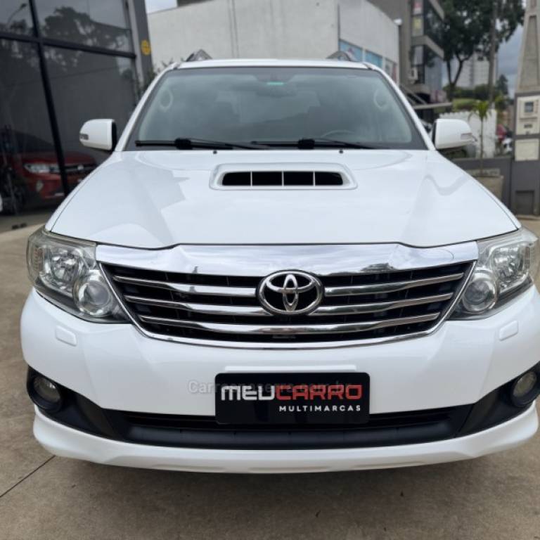 TOYOTA - HILUX SW4 - 2014/2014 - Branca - R$ 148.900,00