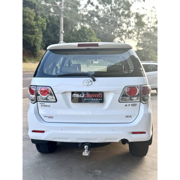 TOYOTA - HILUX SW4 - 2014/2015 - Branca - R$ 119.900,00