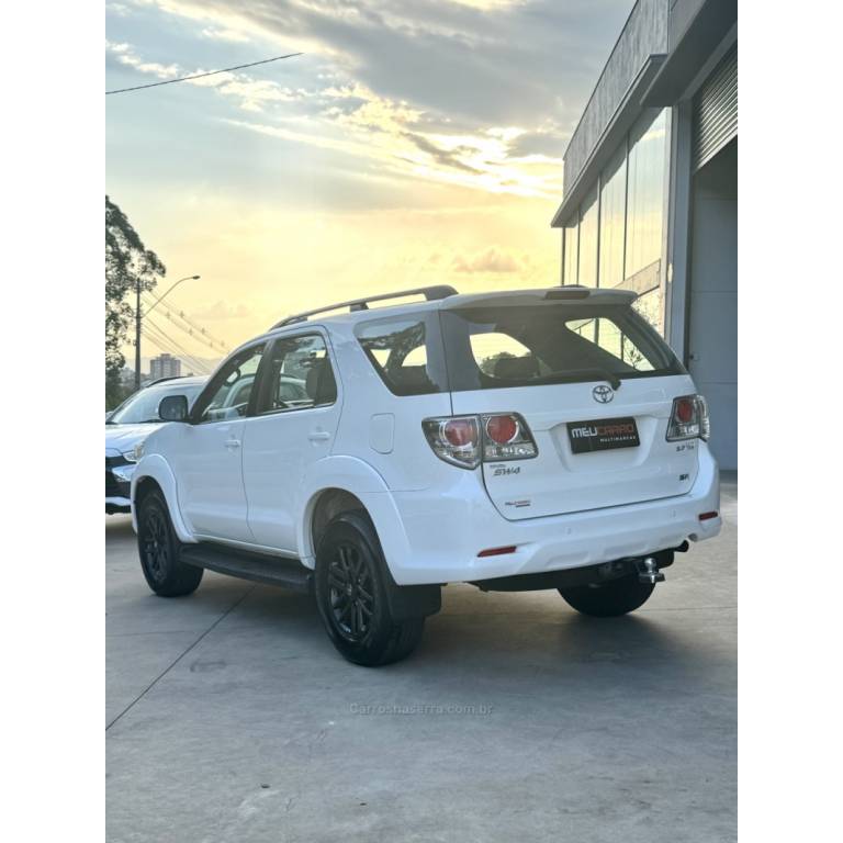 TOYOTA - HILUX SW4 - 2014/2015 - Branca - R$ 119.900,00