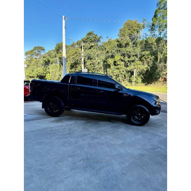 FORD - RANGER - 2022/2023 - Preta - R$ 169.900,00