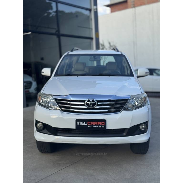 TOYOTA - HILUX SW4 - 2014/2015 - Branca - R$ 119.900,00